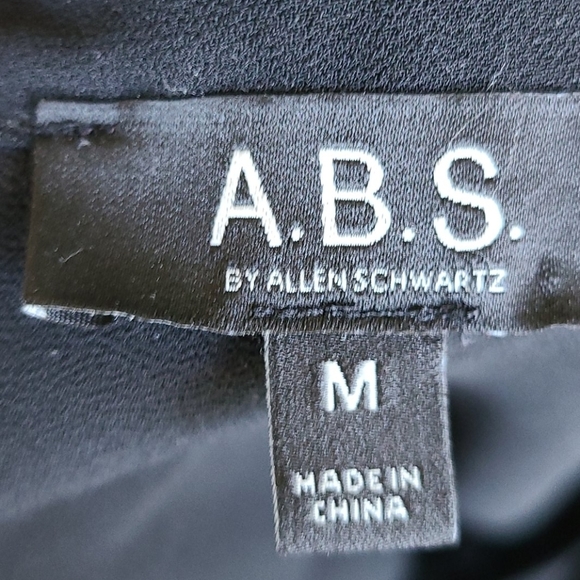 Woman's Top - Picture 5 of 6